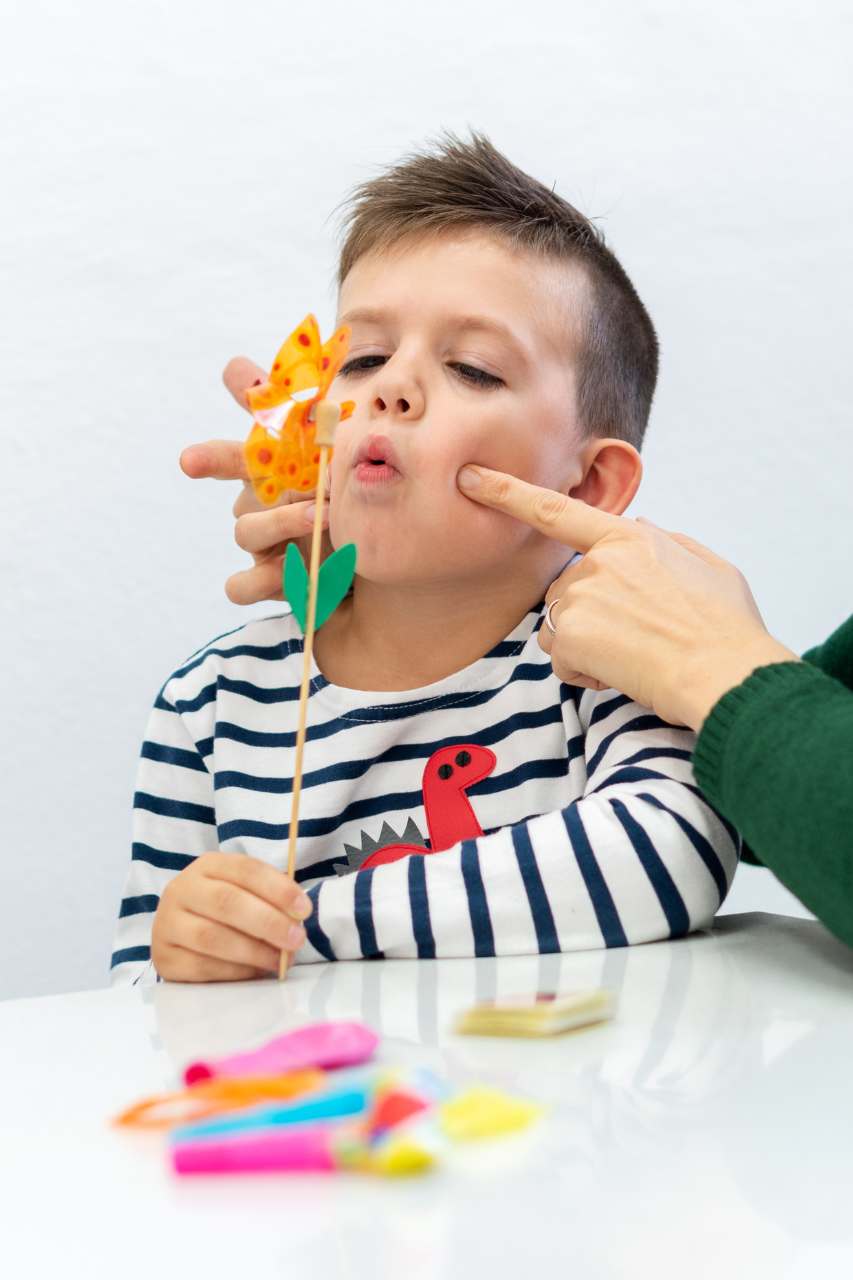 gabinete-psicopedagogico-sevilla-servicio-logopeda-trabajando-con-niño